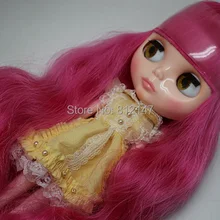 Телесный цвет куклы(розовые красные волосы