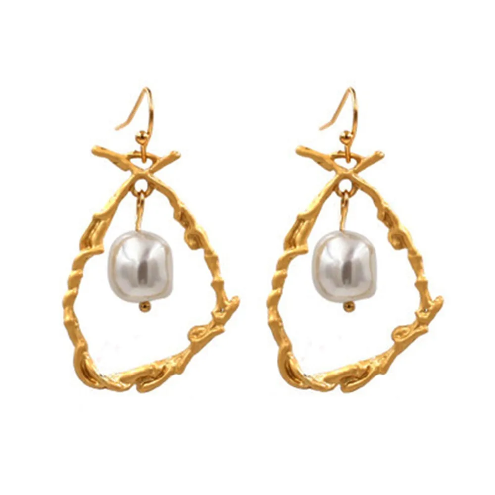 

2019 spring and summer personality baroque pearl earrings European and American style matt gold earrings
