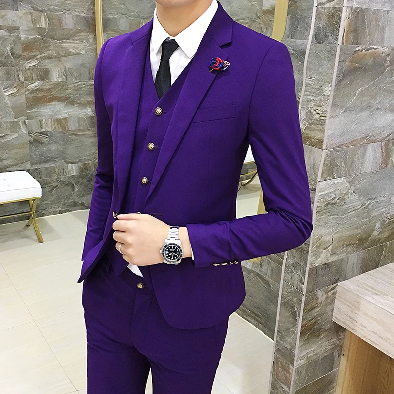 Фиолетовый мужской цвет. Фиолетовый свадебный костюм. Фиолетовый костюм мужской. Фиолетовый костюм мужской на свадьбу. Фиолетовый костюм жениха.