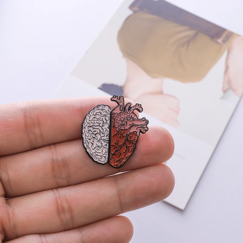 

Human Heart / Brain Pin Lifelike Organ Medicine Custom Brooch Half Heart Half Brain Enamel pins for Couple Doctor Jewelry Gift