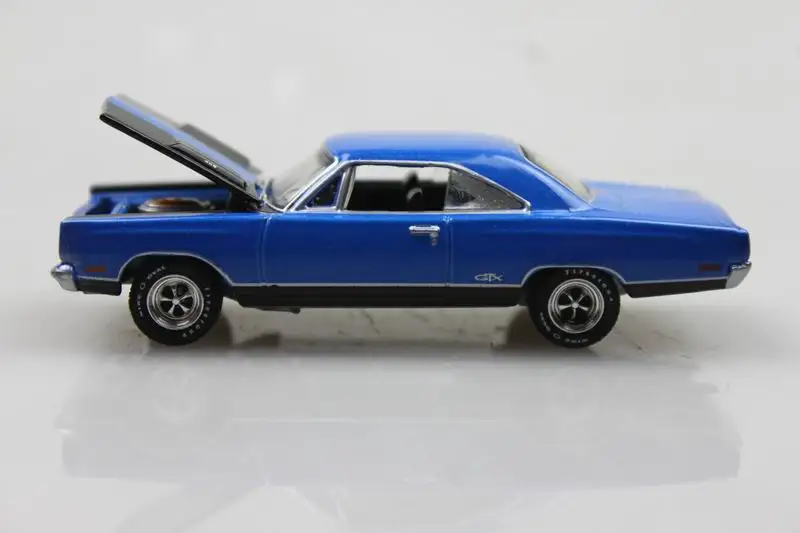 Игрушечные машинки из сплава с зеленсветильник 1:64 1969 Plymouth GTX boutique для детей