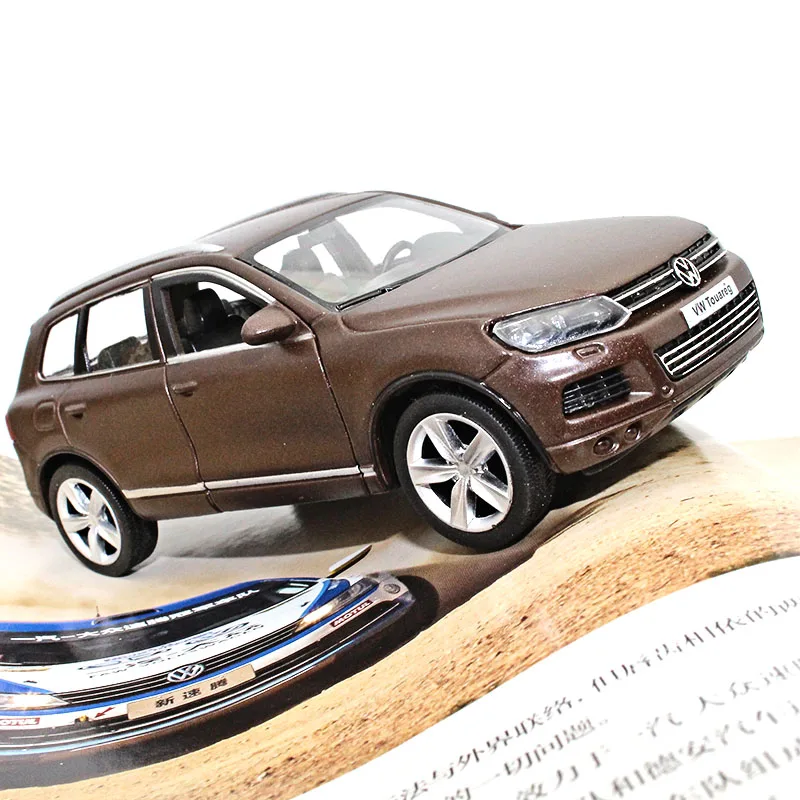

1:36 VW Touareg Diecast car model kids toys Collection model car decoration Open the door Pull back metallic material toy car