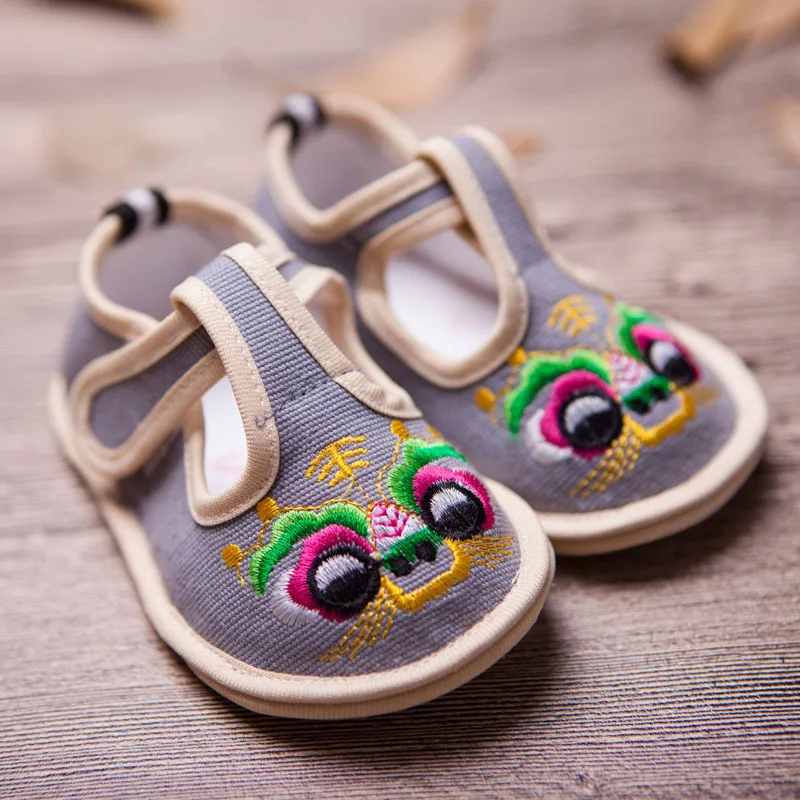 

baby casual shoes spring autumn summer baby Chinese style embroidered canvas non-slip shoes tiger head footwear