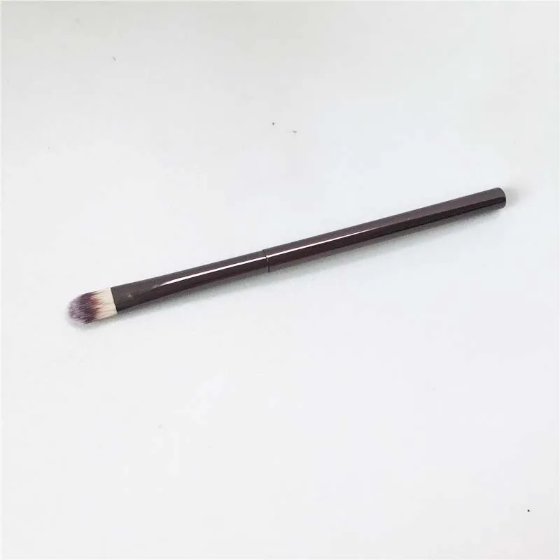 hourglass NO.5 Concealer Brush _ 2