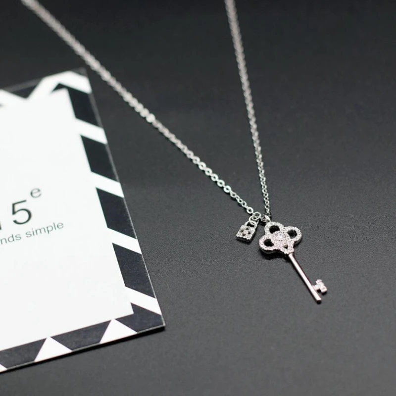 

Sole Memory Classic Style Lock Key Pendant Zircon Exquisite Gift 925 Sterling Silver Clavicle Chain Female Necklace SNE384