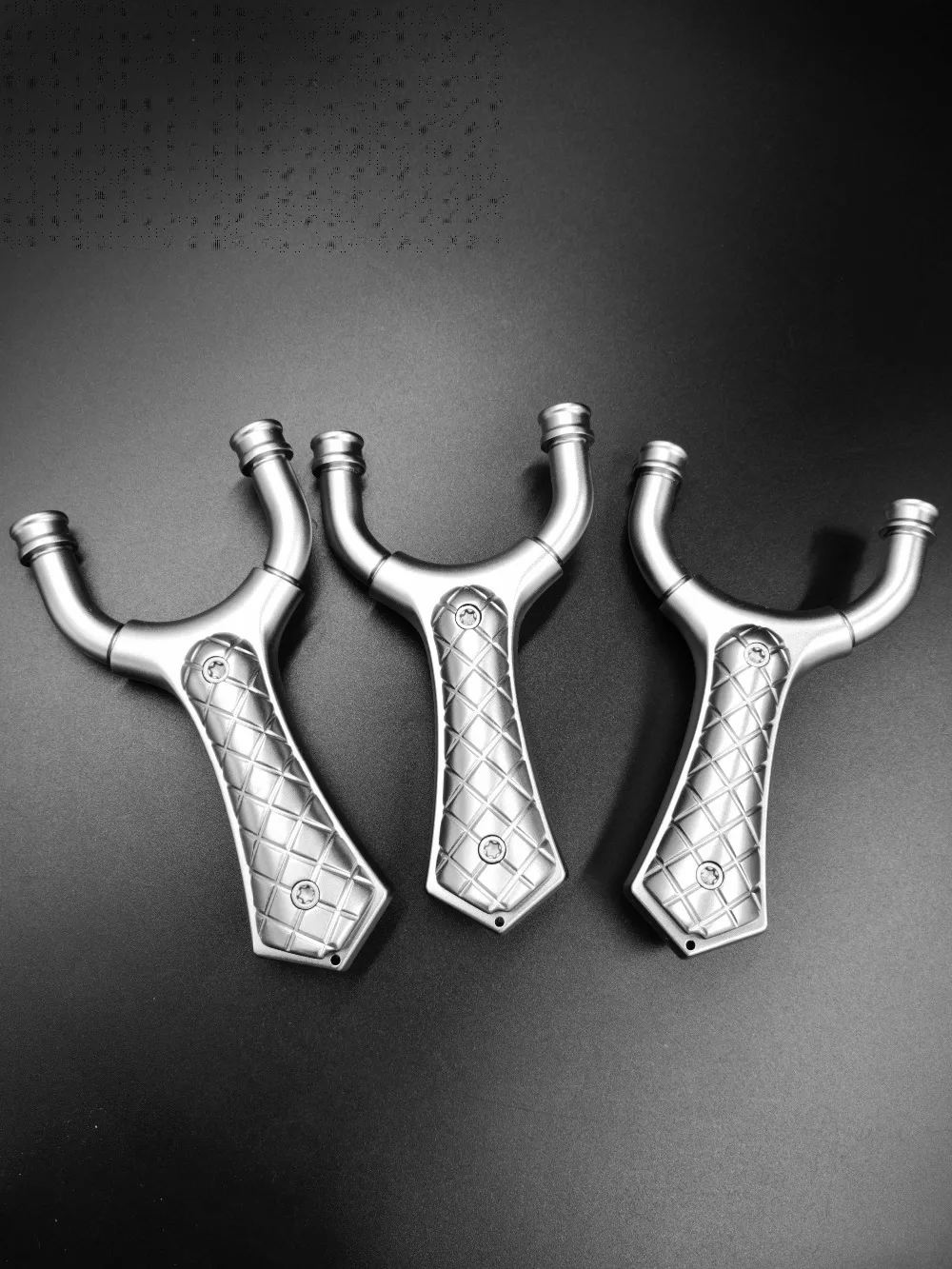 

TC21 titanium alloy CNC high-end round eye patch traditional slingshot. Non-casting wire cutting slingshot. Not casting 118-50