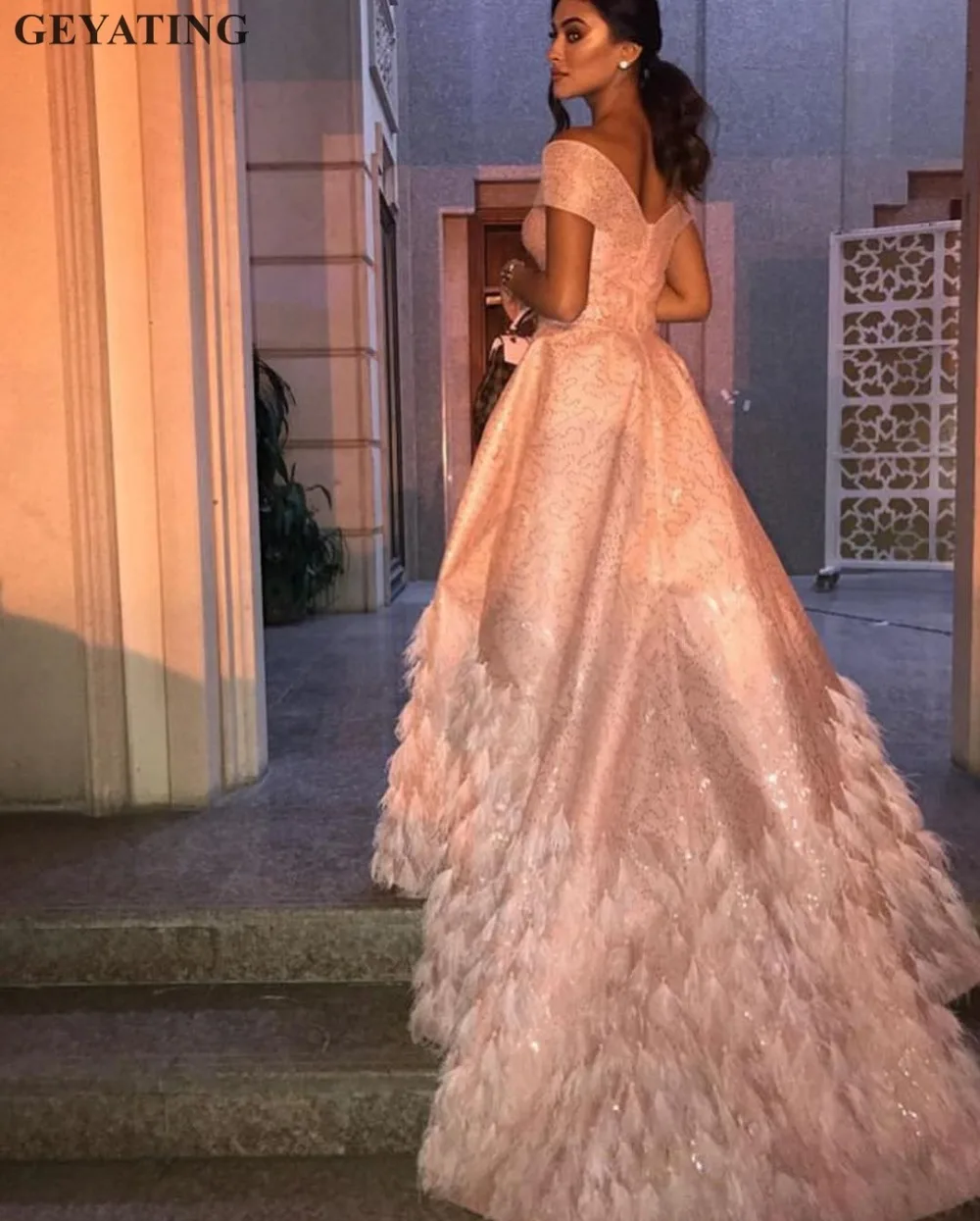 

Bling Blush Pink Luxury Dubai Evening Dress 2019 Elegant Off Shoulder Arabic Feather Prom Dresses Long Elegant Formal Party Gown