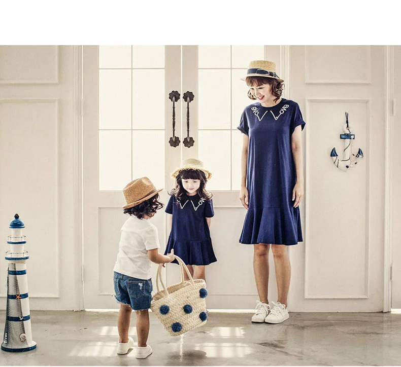 Летние одинаковые наряды для всей семьи для мамы и дочки Синий Любовь платье папа для мальчиков футболка с короткими рукавами семейная