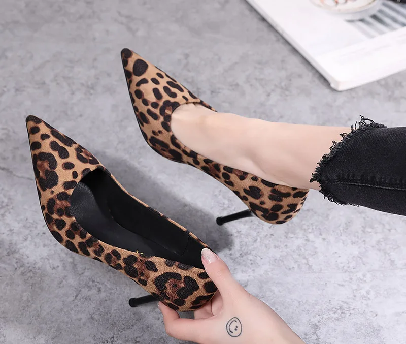 Пикантные леопардовые туфли-лодочки на высоком каблуке; женские туфли на шпильке с острым носком; пикантные женские вечерние туфли на высоком каблуке