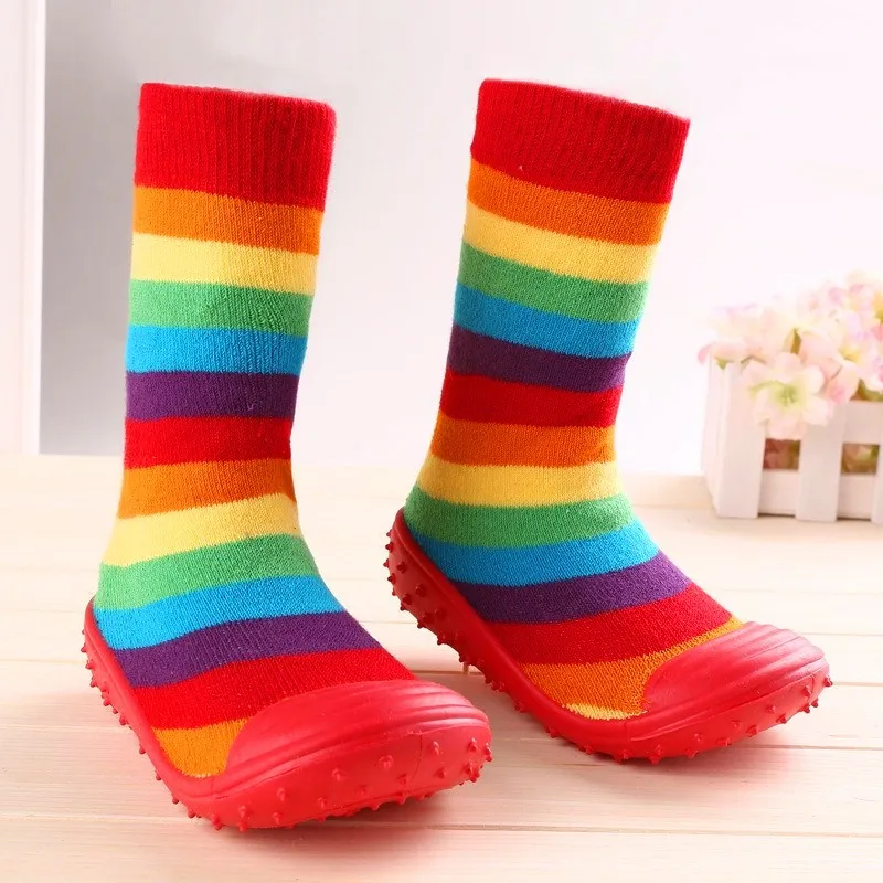 Носки для маленьких мальчиков и девочек с резиновой подошвой; нескользящие домашние тапочки для малышей; носки для младенцев; TCL9027