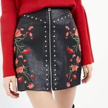 Модная женская черная юбка из искусственной кожи Панк на молнии юбки с заклепками дамская вышивка цветочным узором Эротичная миниюбка уличная