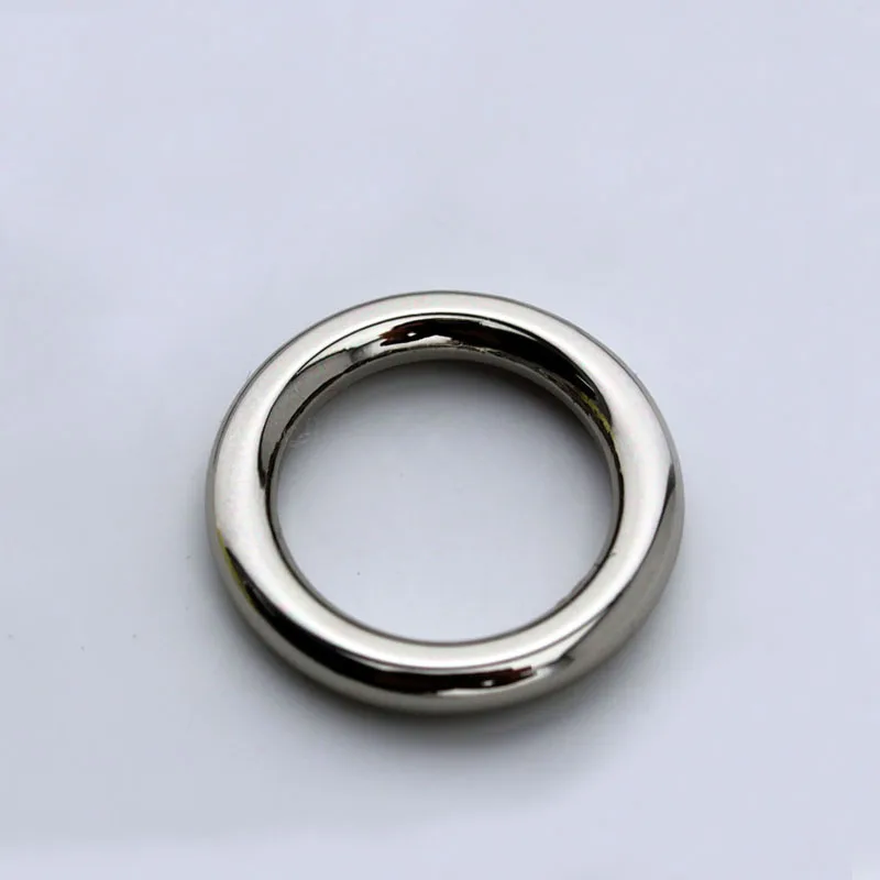 диаметр кольца 17 мм размер кольца. определитель колец. молодые меряют кольца. размер кольца по диаметру таблица. 5 5 мм размер кольца.