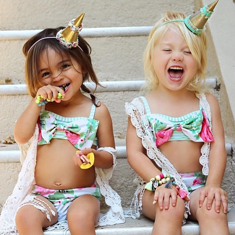 Маленькие девочки подружки. Подружки дети. Маленькие подружки. Девочки подружки. Смешные костюмы для детей.