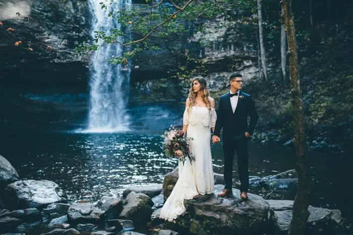 this-oakleaf-cottage-wedding-perfectly-nails-free-spirited-sophistication-amber-phinisee-33-700x467