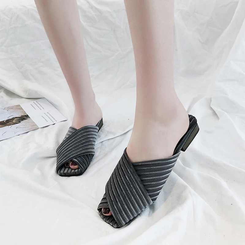 Летняя обувь женские Вьетнамки с перекрестным ремешком и открытым носком, без шнуровки, на Плоском Каблуке удобные шлепанцы без задника с квадратным носком zapatos de mujer