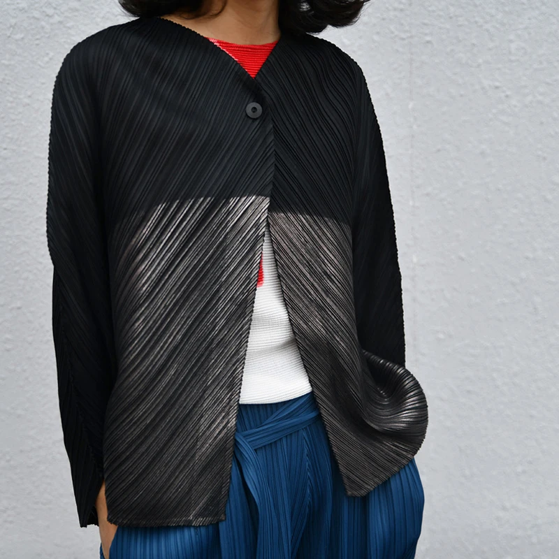 Beste Changpleat 2019 Lente Nieuwe losse Vrouwen Jassen jas Miyak Geplooide Fashion design Zwarte Hete zilver Grote Size V hals Jassen Tij