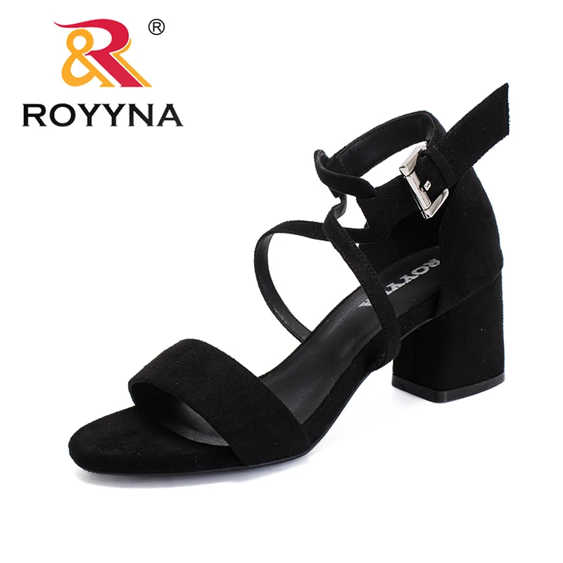 baratas Feminimo ROYYNA New Classics Estilo Mulheres Sandálias Rebanho Verão Quadrados Sapatos de Salto Alto Chinelos Femininos Luz Suave Frete Grátis