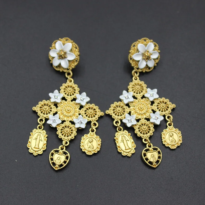 Барочный дворец раздел крест, оформленный цветами Серьги дамы с сережками 488