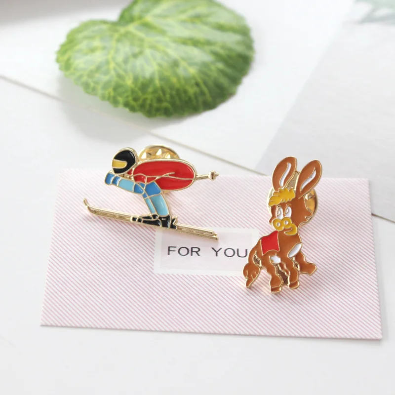 دبابيس شارة معدنية المينا جميل الكرتون التزلج للنساء فتاة لطيف الحصان تحلق النحل دبوس دبابيس على ظهره حقيبة الملبس شوز