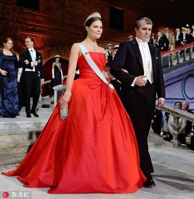 Strapless Red Dress Rihanna