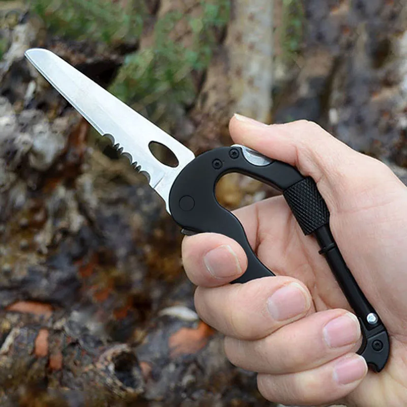 Kopen 5 in 1 Multi Karabijnhaak Mes Sleutelhanger Clip Haak SOS Gear EDC Tool Karabijnhaak Sleutelhanger Camping Survival Rock Klimmen Accessoires
