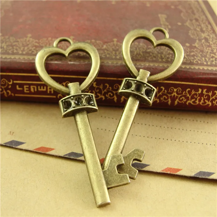 два одинаковых ключа. головоломка найди ключ. ключ задания для детей. найди одинаковые ключи. ключи от квартиры связка.