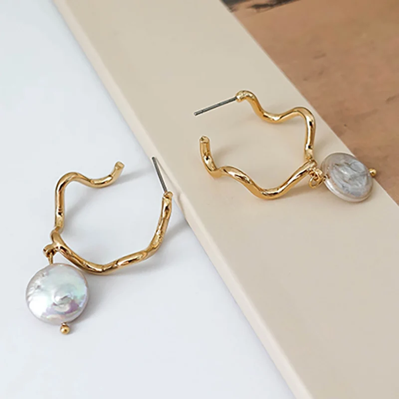 SRCOI металлические изогнутые волнистые геометрические круглые серьги из пресноводного жемчуга, минималистичные гипоаллергенные трендовые серьги для женщин, подарок для девушек - Окраска металла: Gold