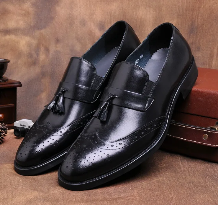Для мужчин летние дышащие кисточкой из натуральной кожи слипоны Bruogue обувь Для мужчин с острым носком резные офисные туфли на плоской