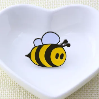 

Cartoon Cute Bee Fly Insect Brooch For Women Men Yellow Bees Enamel Pin Brooches Denim Jacket Badge Button Pins Fashion Jewelry