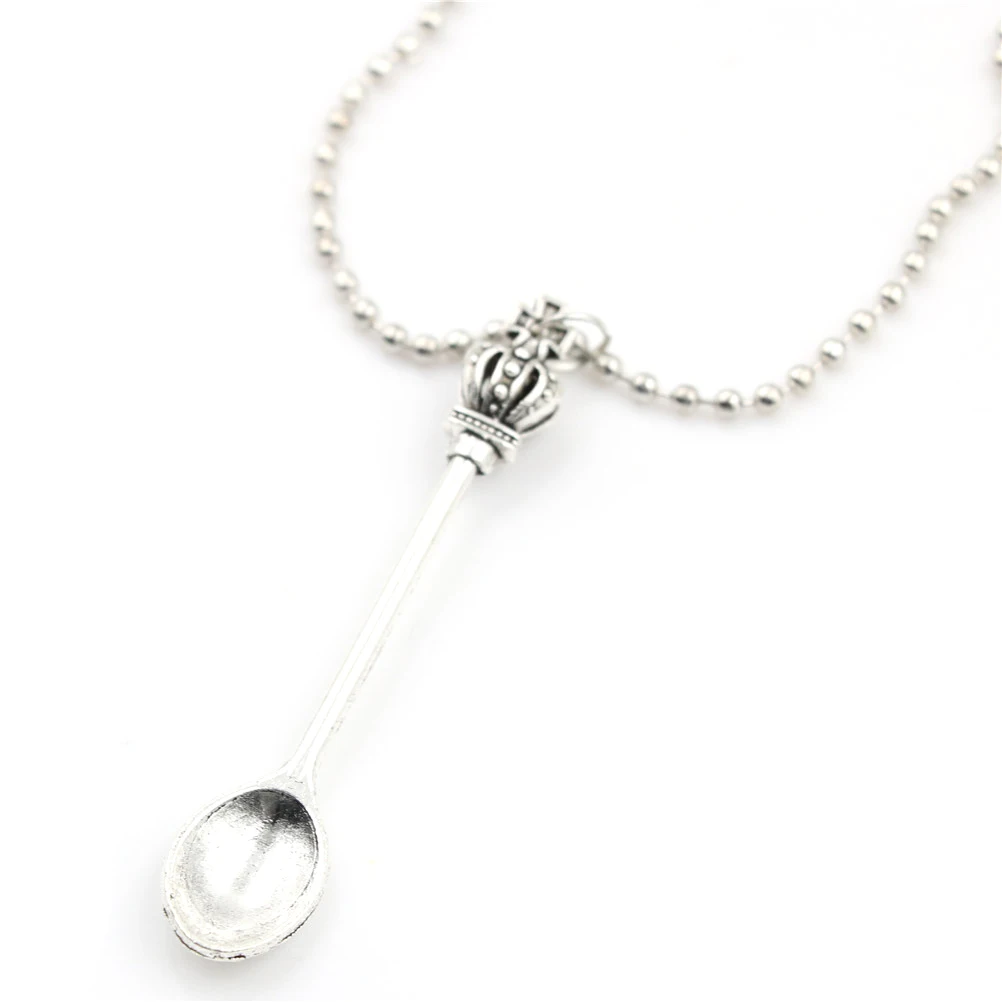 Очаровательное маленькое ожерелье с кулоном в форме чайной ложки с короной для женщин, креативная мини длинная ложка из ювелирных материалов, ожерелье