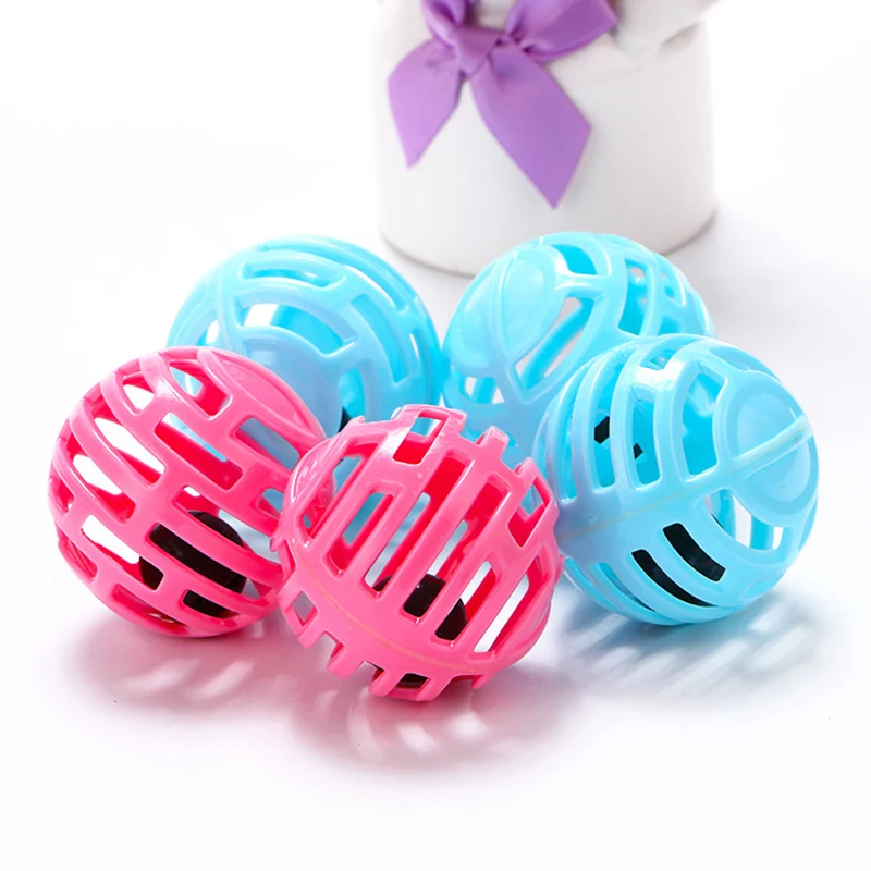 Писк кошачьи игрушки, прочный пластиковый пустотный весело шарики с колокольчиками модное интерактивные кошачьи игрушки 2 чистых цветов собака игрушки товары для домашних животных «рюмочка»