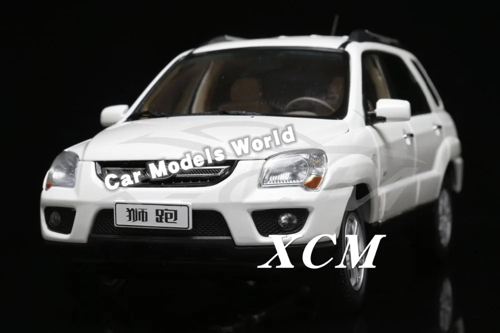 Литая модель автомобиля для спортивного внедорожника 1:18 (белый) + маленький