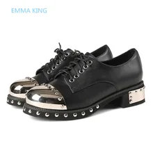 Новинка года; дизайнерские женские туфли-оксфорды с металлическим носком; черные кожаные повседневные туфли на плоской подошве с заклепками; сезон весна-осень; женские туфли на шнуровке в стиле панк и Готика