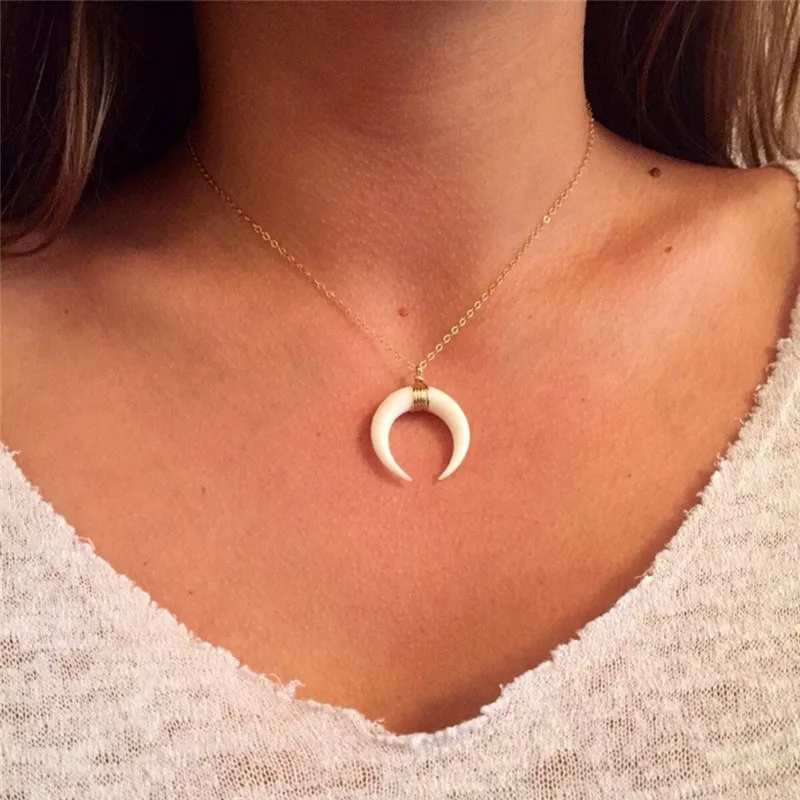 

Simple Vintage Resin Ox Horn Crescent Moon Pendant Necklaces Women Copper Wire Twisted Clavicle Necklace Jewelry Gift YN897