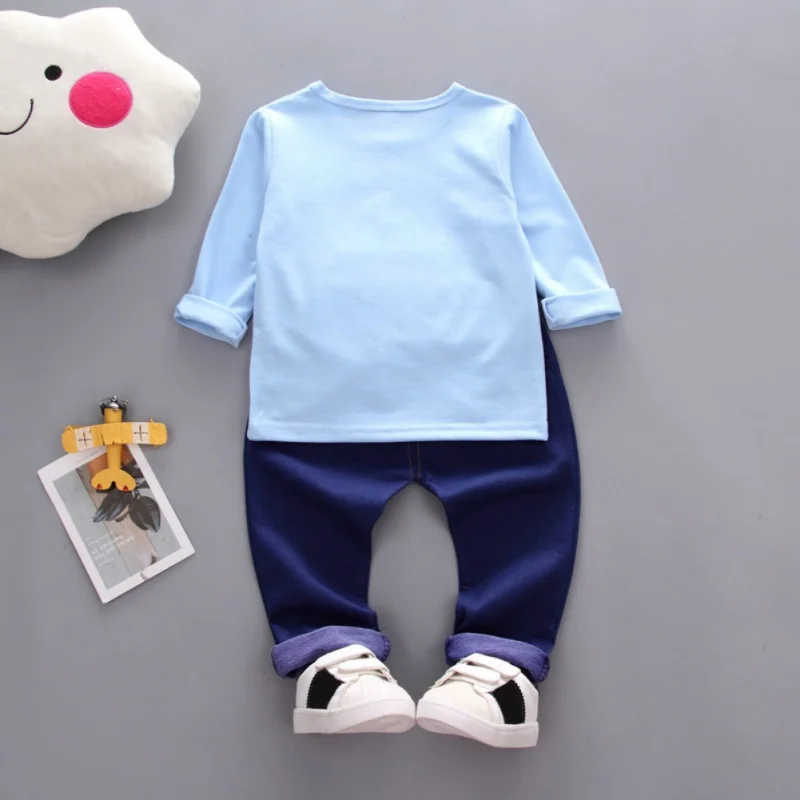 Комплект осенней одежды для малышей с милым мультяшным рисунком; повседневная одежда с длинными рукавами + джинсы с имитацией; комплект из