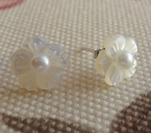 

Flower Shape Beautiful Charm Freshwater Pearl Stud Earrings with Shell Jewelry Hot Cheap Sale for Young Women