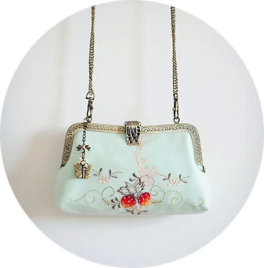 

Angelatracy 2019 New Arrival Strawberry Two Side Embroidery European Silk Metal Frame Rural Women Day Clutches Shoulder Bags