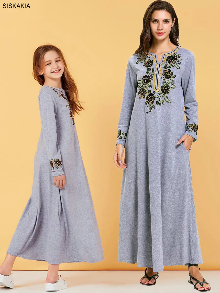 Повседневная Одинаковая одежда для семьи в мусульманском стиле; осень г.; детская футболка для мамы и дочки; длинное платье размера плюс с цветочной вышивкой