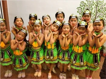 Дети показывают служить Мяо шесть один производительность детский сад служат ювенильный танцы служить Юньнань этнических меньшинств