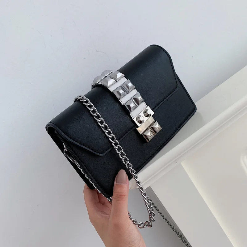 

Rivet Flap Women Messenger Bag Female Famous Brand Designer Crossbody Shoulder Bag Simple Women Handbag 2019 New Fresh bolso