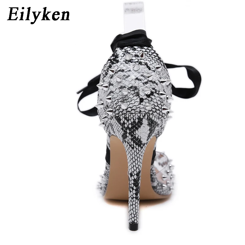 Eilyken/прозрачные туфли-лодочки из пвх; вечерние туфли-лодочки с серебряными заклепками под змеиную кожу; женская дизайнерская обувь на шнуровке; женская обувь на высоком каблуке