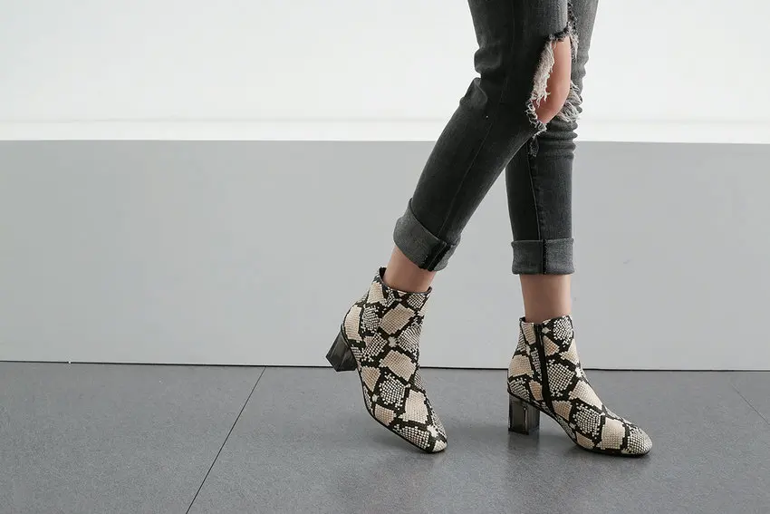 QUTAA/; Модные ботильоны из искусственной кожи и флока с леопардовым принтом; зимняя женская обувь на высоком толстом каблуке с квадратным носком на молнии; Size34-43