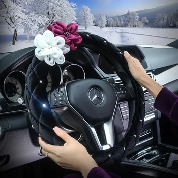 冬クリスタルぬいぐるみステアリングホイールカバー女性の車のためのスタイリング花ラインストーン車のステアリングホイールは、車のアクセサリー