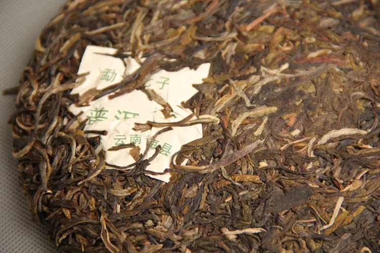 Menghai Pu'er Gong Bing Royal Pu'er Sheng Pu-erh 357 г