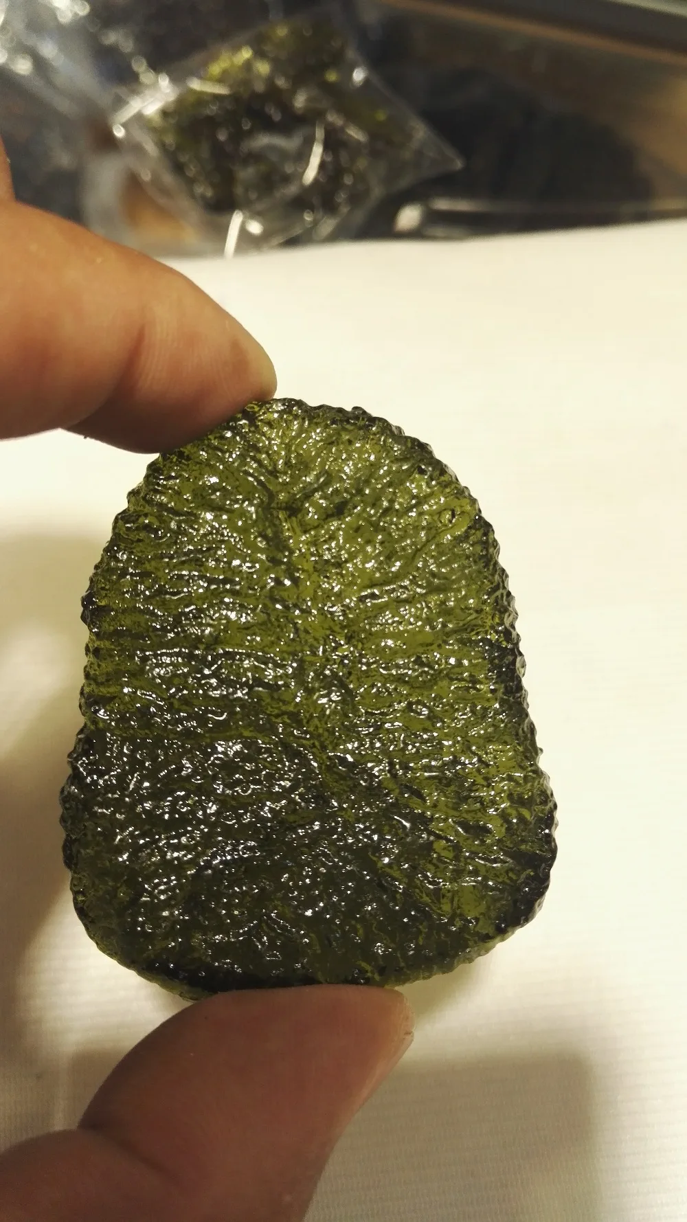 Новые продукты природного Чешский moldavite зеленый аэролиты Кристалл Рейки Исцеление камень энергии apotropaic 20 г-25 г взять с собой gem