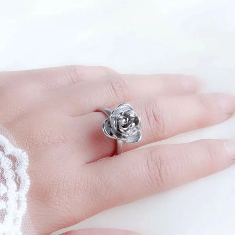 

Kid Adjustable Personal Self Defense Rose Ring Spike Protect Yourself Metal Barbed Ring Toy Broken Window Gags Practical Jokes