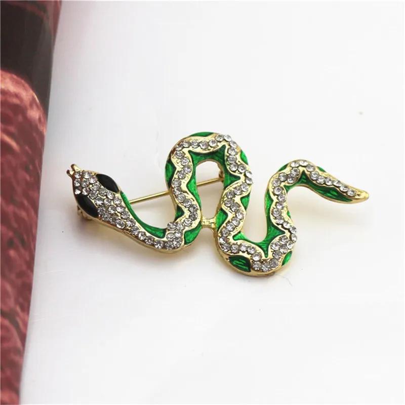 

Retro fashion snake brooch green enamel inlaid semi-precious gem coat coat shawl collar needle holiday gift
