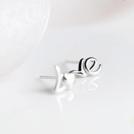 Серьги гвоздики из серебра 925 пробы с милыми маленькими буквами Love для женщин