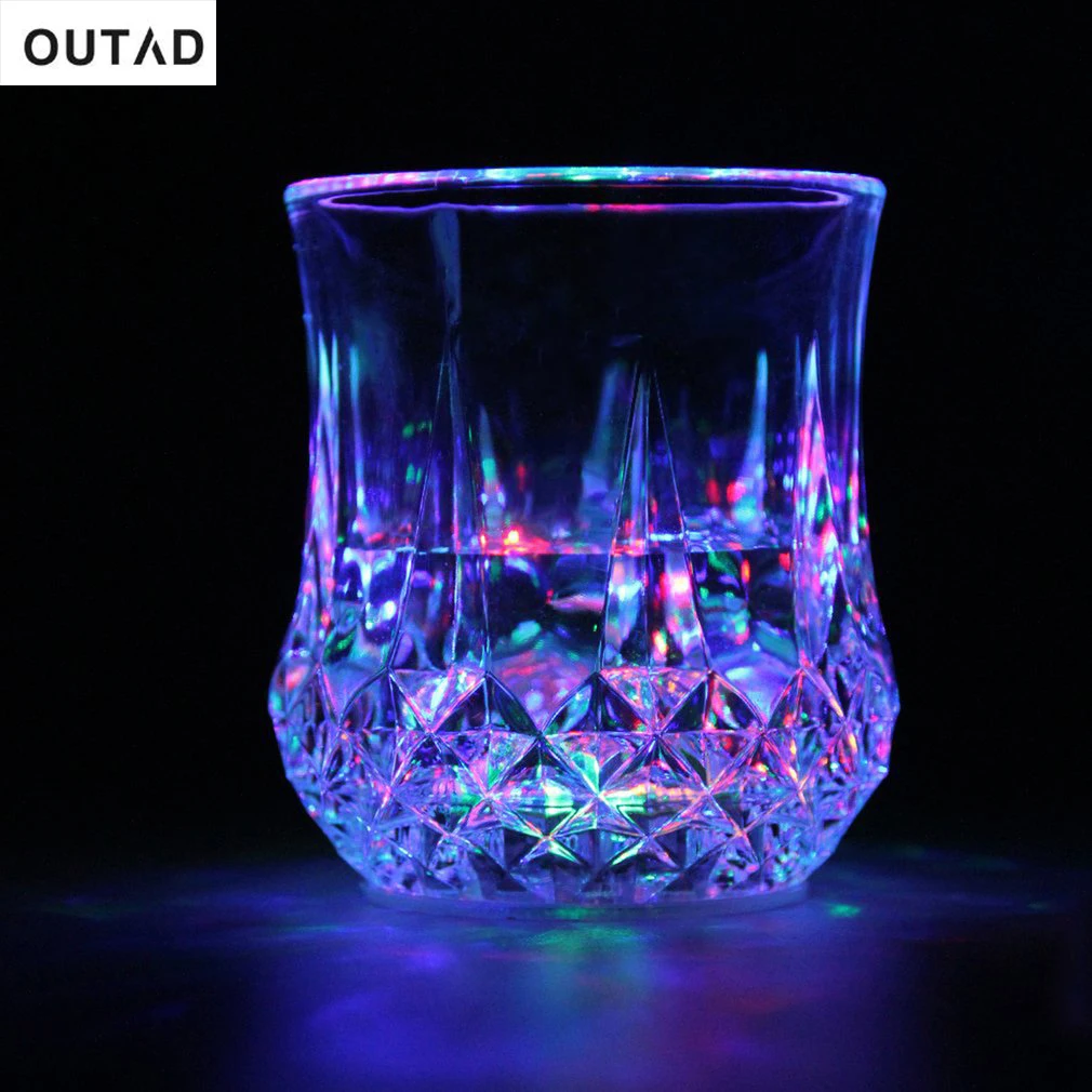 Светятся стакан. Светятся стакан. Светящиеся бокалы. Светящийся бокал для виски. Светящийся стакан.