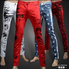 Neue männliche Hosen Hosen Red Printing Schlank Weiß Jeans Männer Flut Freizeit Persönlichkeit Schädel Blume Hosen für Sänger Tänzer Stern